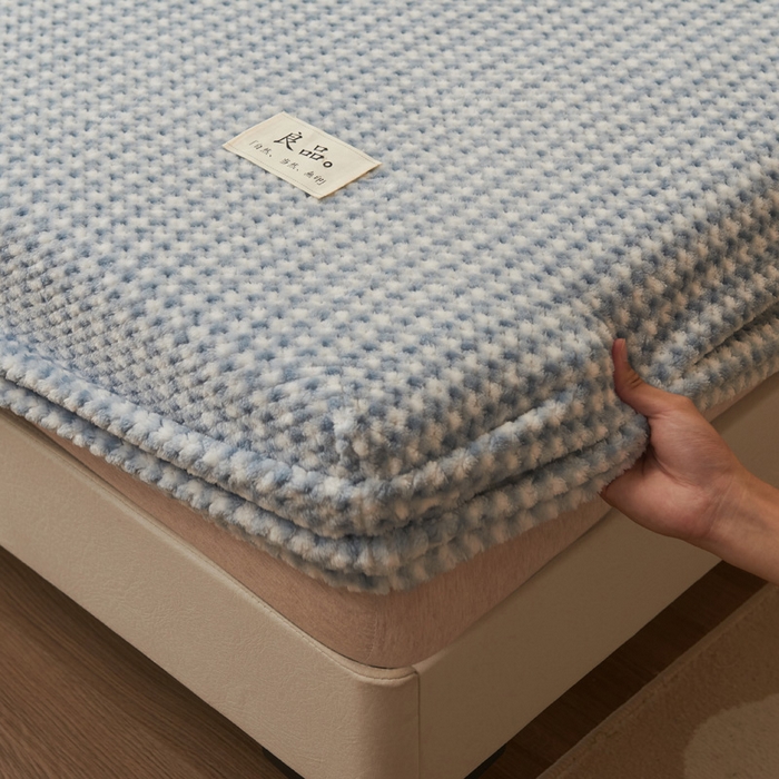 91家纺网 家纺一手货源 找家纺 早晨家纺 2025新款豆豆款高克重牛奶绒菠萝格无印风床笠 豆豆绒-小格蓝