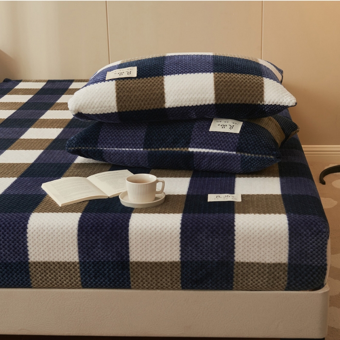 91家纺网 家纺一手货源 找家纺 早晨家纺 2025新款豆豆款高克重牛奶绒菠萝格无印风床笠 豆豆绒-大方格蓝