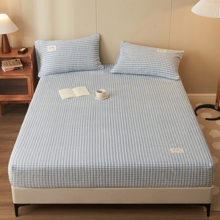 91家纺网 家纺一手货源 找家纺 早晨家纺 2025新款豆豆款高克重牛奶绒菠萝格无印风床笠 豆豆绒-小格蓝