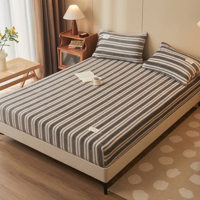 91家纺网 家纺一手货源 找家纺 早晨家纺 2025新款豆豆款高克重牛奶绒菠萝格无印风床笠 豆豆绒-灰条