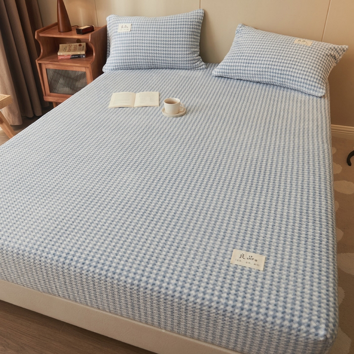 91家纺网 家纺一手货源 找家纺 早晨家纺 2025新款豆豆款高克重牛奶绒菠萝格无印风床笠 豆豆绒-小格蓝
