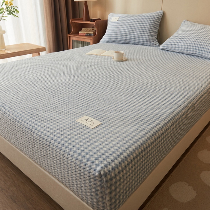 91家纺网 家纺一手货源 找家纺 早晨家纺 2025新款豆豆款高克重牛奶绒菠萝格无印风床笠 豆豆绒-小格蓝