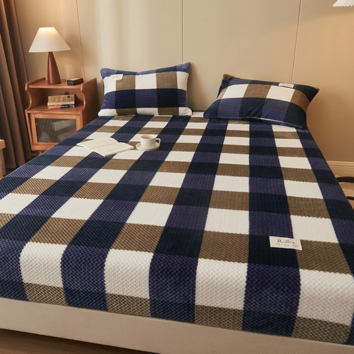 91家纺网 家纺一手货源 找家纺 早晨家纺 2025新款豆豆款高克重牛奶绒菠萝格无印风床笠 豆豆绒-大方格蓝