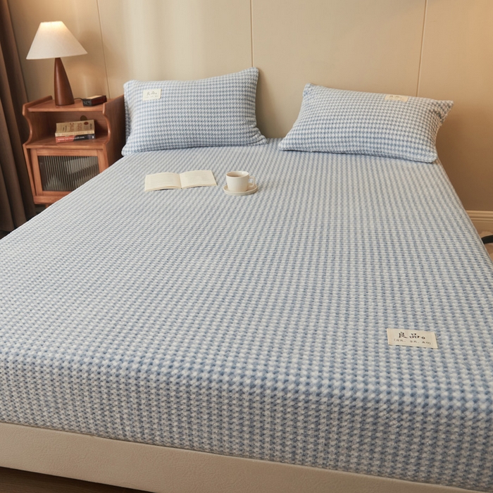 91家纺网 家纺一手货源 找家纺 早晨家纺 2025新款豆豆款高克重牛奶绒菠萝格无印风床笠 豆豆绒-小格蓝