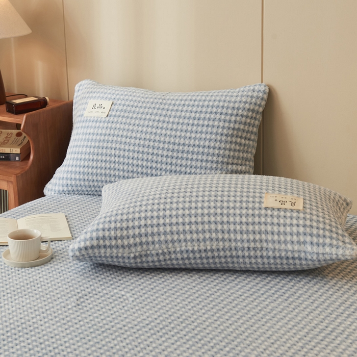 91家纺网 家纺一手货源 找家纺 早晨家纺 2025新款豆豆款高克重牛奶绒菠萝格无印风床笠 豆豆绒-小格蓝