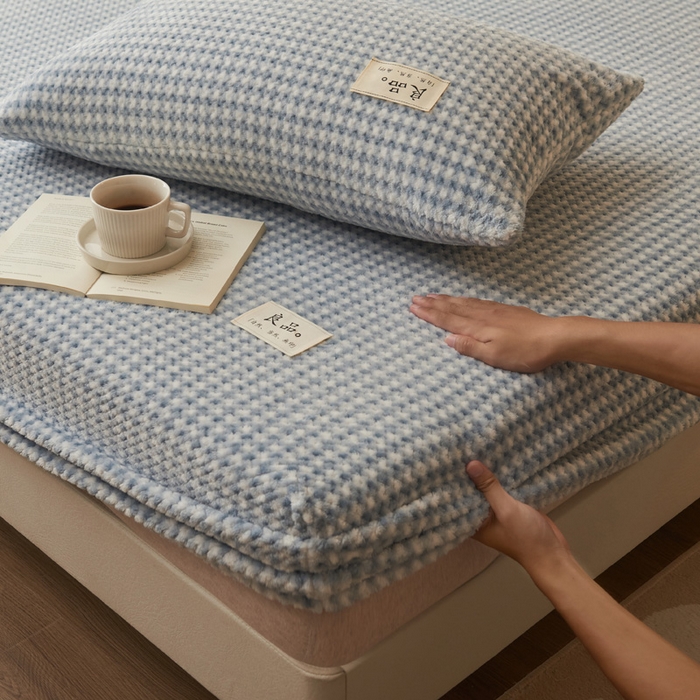 91家纺网 家纺一手货源 找家纺 早晨家纺 2025新款豆豆款高克重牛奶绒菠萝格无印风床笠 豆豆绒-小格蓝