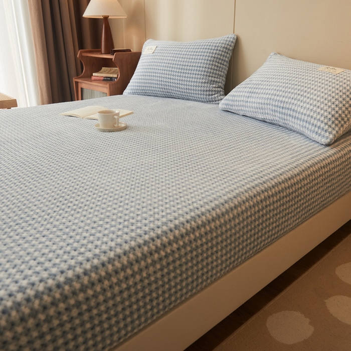 91家纺网 家纺一手货源 找家纺 早晨家纺 2025新款豆豆款高克重牛奶绒菠萝格无印风床笠 豆豆绒-小格蓝