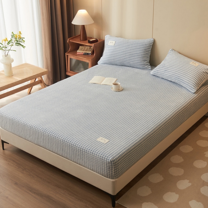 91家纺网 家纺一手货源 找家纺 早晨家纺 2025新款豆豆款高克重牛奶绒菠萝格无印风床笠 豆豆绒-小格蓝