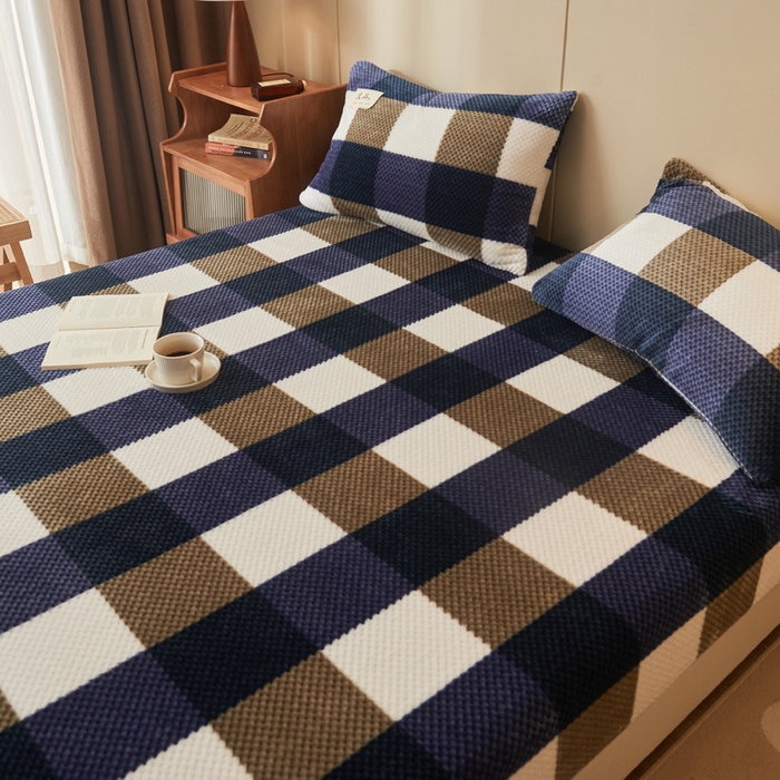 91家纺网 家纺一手货源 找家纺 早晨家纺 2025新款豆豆款高克重牛奶绒菠萝格无印风床笠 豆豆绒-大方格蓝