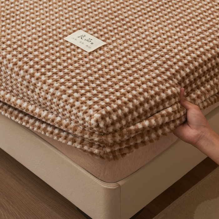 91家纺网 家纺一手货源 找家纺 早晨家纺 2025新款豆豆款高克重牛奶绒菠萝格无印风床笠 豆豆绒-小格咖