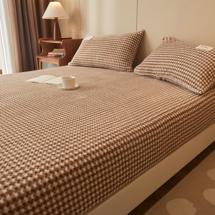 91家纺网 家纺一手货源 找家纺 早晨家纺 2025新款豆豆款高克重牛奶绒菠萝格无印风床笠 豆豆绒-小格咖