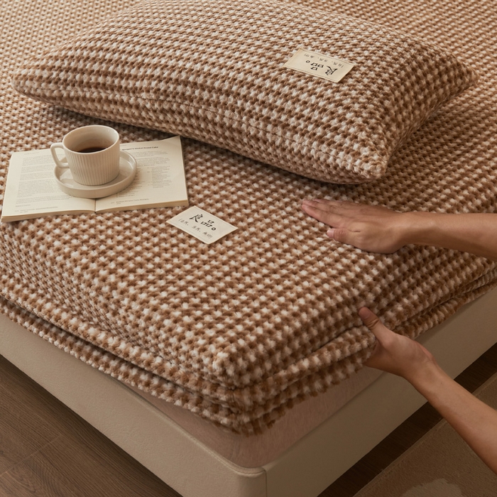 91家纺网 家纺一手货源 找家纺 早晨家纺 2025新款豆豆款高克重牛奶绒菠萝格无印风床笠 豆豆绒-小格咖