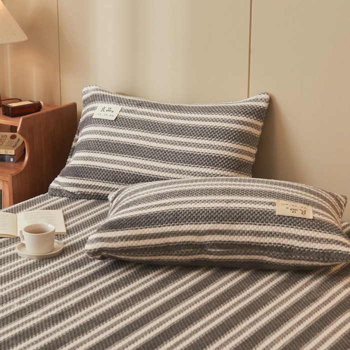 91家纺网 家纺一手货源 找家纺 早晨家纺 2025新款豆豆款高克重牛奶绒菠萝格无印风床笠 豆豆绒-灰条