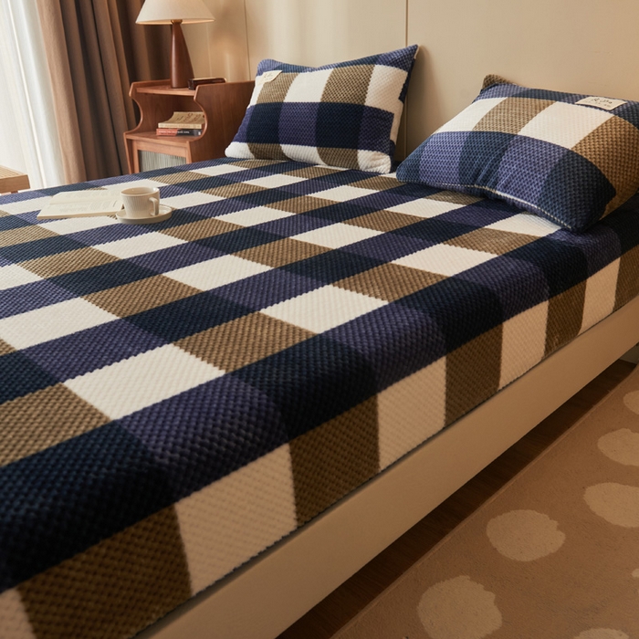 91家纺网 家纺一手货源 找家纺 早晨家纺 2025新款豆豆款高克重牛奶绒菠萝格无印风床笠 豆豆绒-大方格蓝