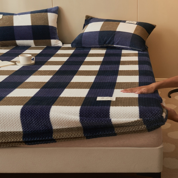 91家纺网 家纺一手货源 找家纺 早晨家纺 2025新款豆豆款高克重牛奶绒菠萝格无印风床笠 豆豆绒-大方格蓝