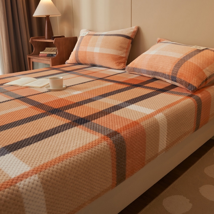 91家纺网 家纺一手货源 找家纺 早晨家纺 2025新款豆豆款高克重牛奶绒菠萝格无印风床笠 豆豆绒-大格橙