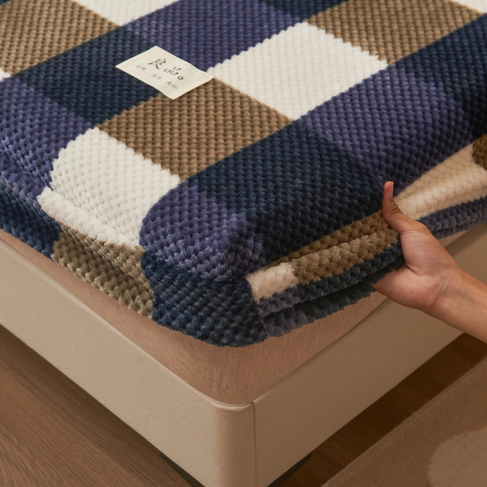 91家纺网 家纺一手货源 找家纺 早晨家纺 2025新款豆豆款高克重牛奶绒菠萝格无印风床笠 豆豆绒-大方格蓝