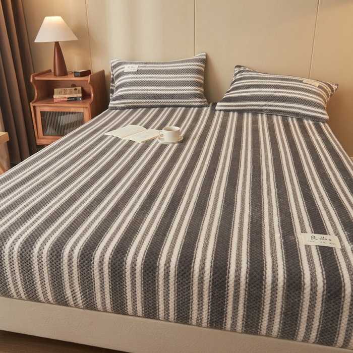 91家纺网 家纺一手货源 找家纺 早晨家纺 2025新款豆豆款高克重牛奶绒菠萝格无印风床笠 豆豆绒-灰条