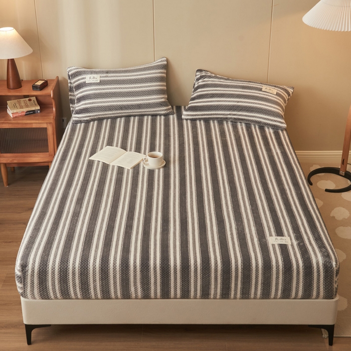 91家纺网 家纺一手货源 找家纺 早晨家纺 2025新款豆豆款高克重牛奶绒菠萝格无印风床笠 豆豆绒-灰条