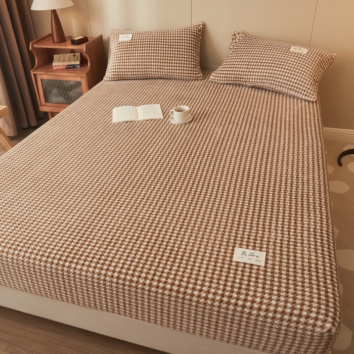 91家纺网 家纺一手货源 找家纺 早晨家纺 2025新款豆豆款高克重牛奶绒菠萝格无印风床笠 豆豆绒-小格咖