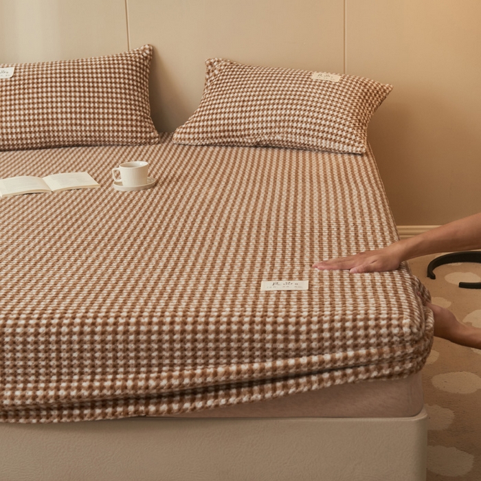 91家纺网 家纺一手货源 找家纺 早晨家纺 2025新款豆豆款高克重牛奶绒菠萝格无印风床笠 豆豆绒-小格咖
