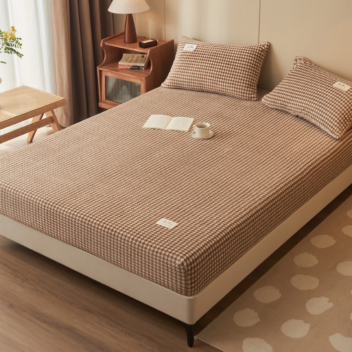 91家纺网 家纺一手货源 找家纺 早晨家纺 2025新款豆豆款高克重牛奶绒菠萝格无印风床笠 豆豆绒-小格咖