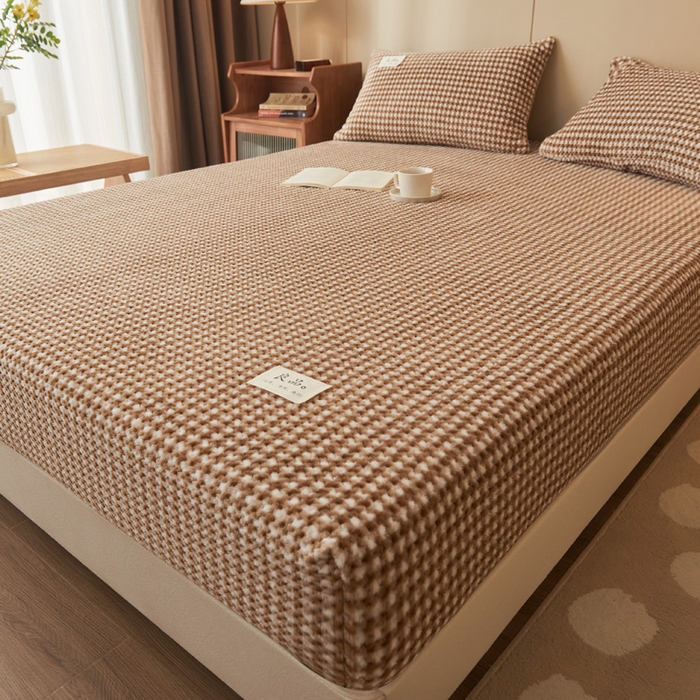 91家纺网 家纺一手货源 找家纺 早晨家纺 2025新款豆豆款高克重牛奶绒菠萝格无印风床笠 豆豆绒-小格咖