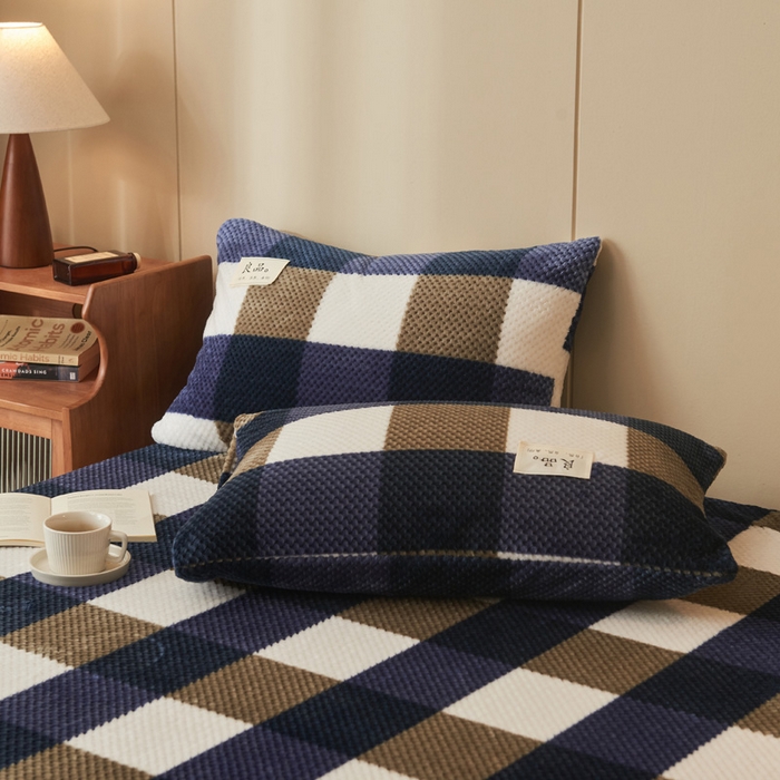 91家纺网 家纺一手货源 找家纺 早晨家纺 2025新款豆豆款高克重牛奶绒菠萝格无印风床笠 豆豆绒-大方格蓝
