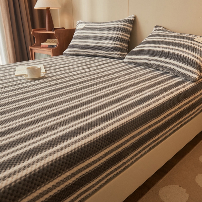 91家纺网 家纺一手货源 找家纺 早晨家纺 2025新款豆豆款高克重牛奶绒菠萝格无印风床笠 豆豆绒-灰条