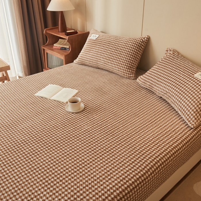 91家纺网 家纺一手货源 找家纺 早晨家纺 2025新款豆豆款高克重牛奶绒菠萝格无印风床笠 豆豆绒-小格咖