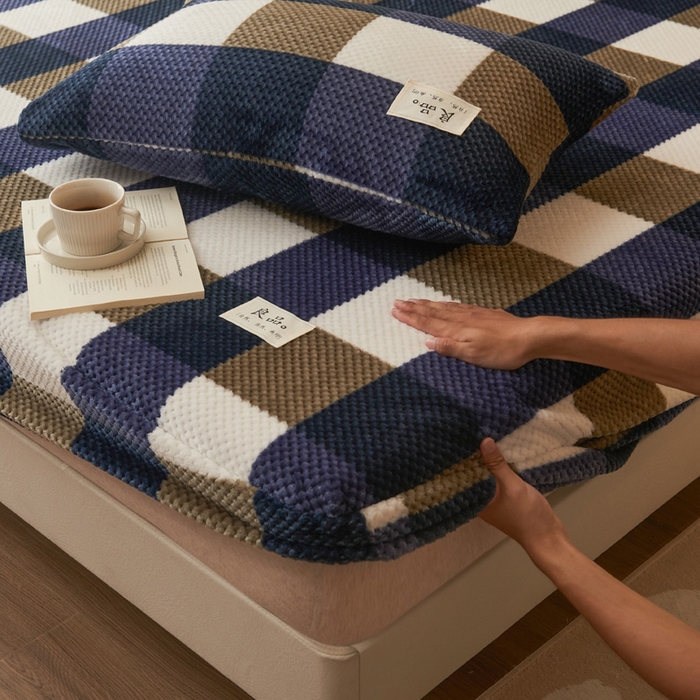 91家纺网 家纺一手货源 找家纺 早晨家纺 2025新款豆豆款高克重牛奶绒菠萝格无印风床笠 豆豆绒-大方格蓝