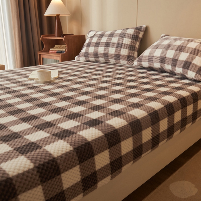 91家纺网 家纺一手货源 找家纺 早晨家纺 2025新款豆豆款高克重牛奶绒菠萝格无印风床笠 豆豆绒-多格咖