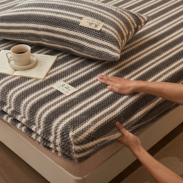 91家纺网 家纺一手货源 找家纺 早晨家纺 2025新款豆豆款高克重牛奶绒菠萝格无印风床笠 豆豆绒-灰条