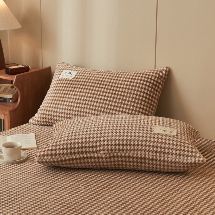 91家纺网 家纺一手货源 找家纺 早晨家纺 2025新款豆豆款高克重牛奶绒菠萝格无印风床笠 豆豆绒-小格咖