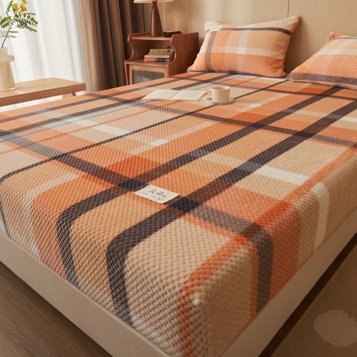 91家纺网 家纺一手货源 找家纺 早晨家纺 2025新款豆豆款高克重牛奶绒菠萝格无印风床笠 豆豆绒-大格橙