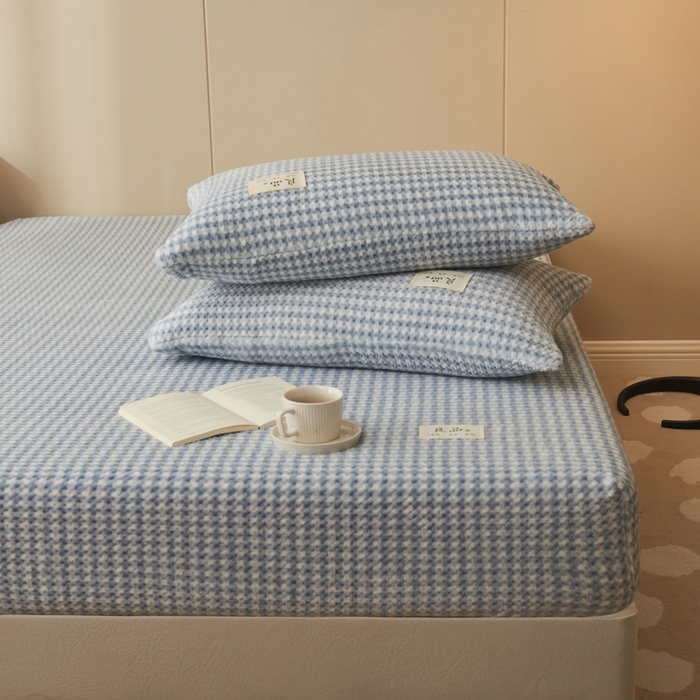 91家纺网 家纺一手货源 找家纺 早晨家纺 2025新款豆豆款高克重牛奶绒菠萝格无印风床笠 豆豆绒-小格蓝