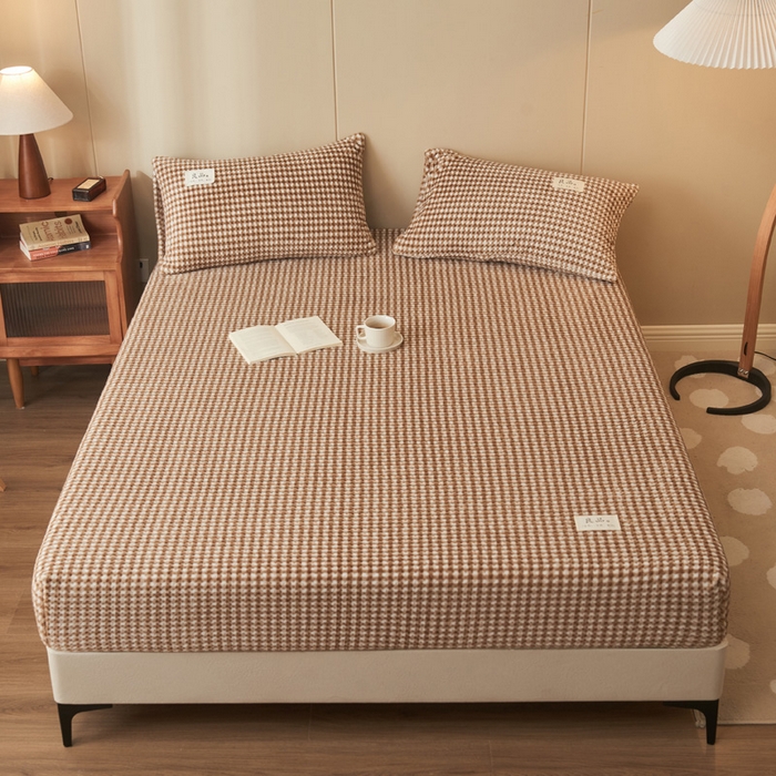 91家纺网 家纺一手货源 找家纺 早晨家纺 2025新款豆豆款高克重牛奶绒菠萝格无印风床笠 豆豆绒-小格咖