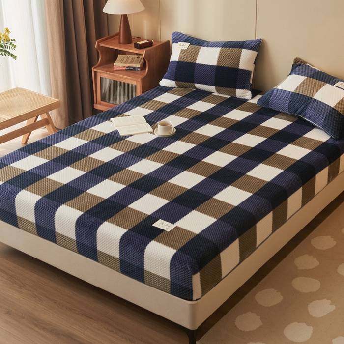 91家纺网 家纺一手货源 找家纺 早晨家纺 2025新款豆豆款高克重牛奶绒菠萝格无印风床笠 豆豆绒-大方格蓝