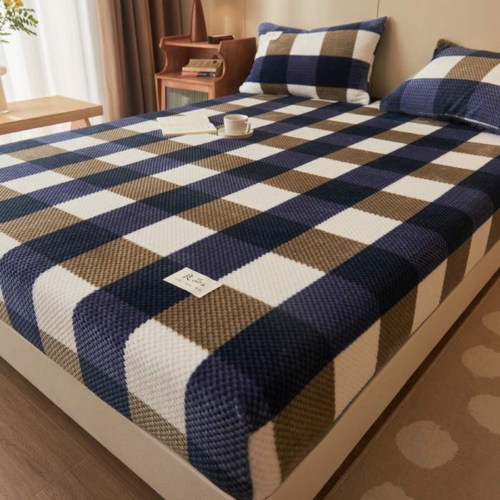 91家纺网 家纺一手货源 找家纺 早晨家纺 2025新款豆豆款高克重牛奶绒菠萝格无印风床笠 豆豆绒-大方格蓝