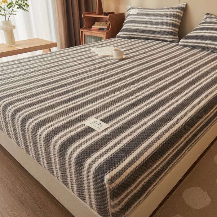 91家纺网 家纺一手货源 找家纺 早晨家纺 2025新款豆豆款高克重牛奶绒菠萝格无印风床笠 豆豆绒-灰条