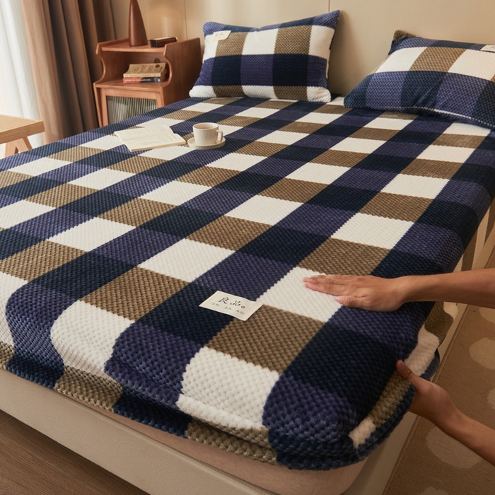 91家纺网 家纺一手货源 找家纺 早晨家纺 2025新款豆豆款高克重牛奶绒菠萝格无印风床笠 豆豆绒-大方格蓝