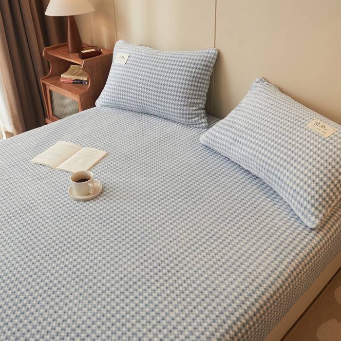 91家纺网 家纺一手货源 找家纺 早晨家纺 2025新款豆豆款高克重牛奶绒菠萝格无印风床笠 豆豆绒-小格蓝