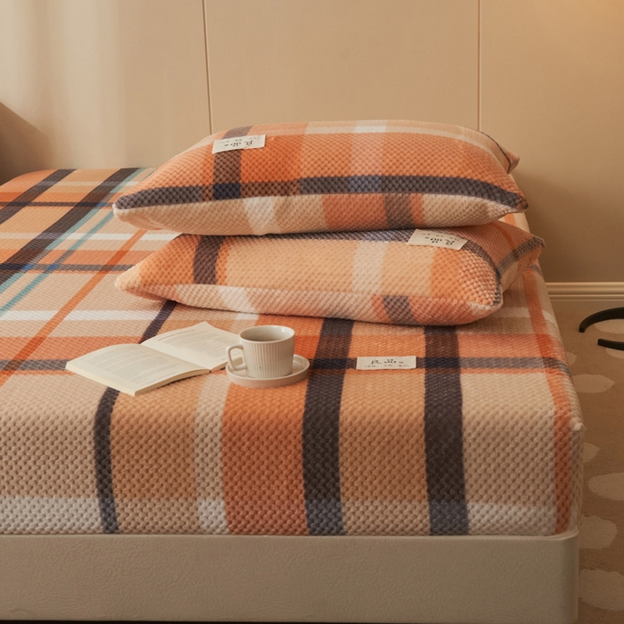 91家纺网 家纺一手货源 找家纺 早晨家纺 2025新款豆豆款高克重牛奶绒菠萝格无印风床笠 豆豆绒-大格橙