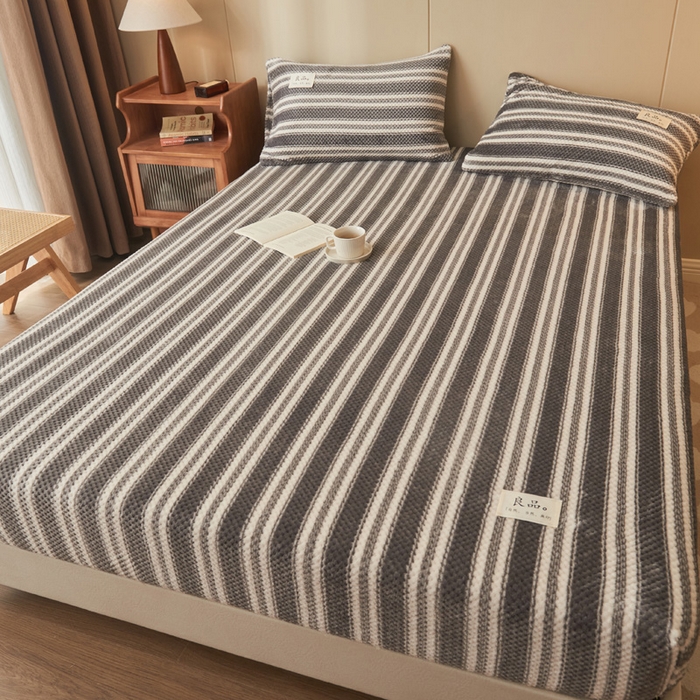 91家纺网 家纺一手货源 找家纺 早晨家纺 2025新款豆豆款高克重牛奶绒菠萝格无印风床笠 豆豆绒-灰条