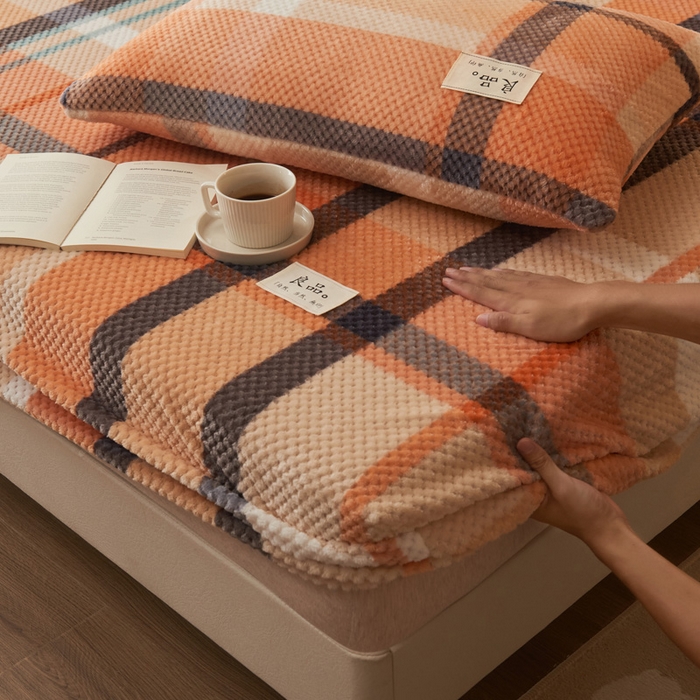 91家纺网 家纺一手货源 找家纺 早晨家纺 2025新款豆豆款高克重牛奶绒菠萝格无印风床笠 豆豆绒-大格橙