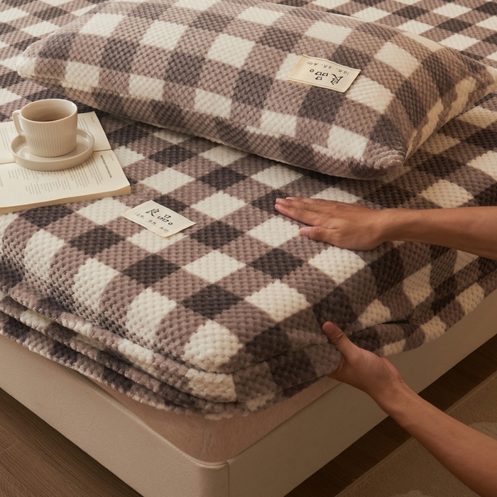 91家纺网 家纺一手货源 找家纺 早晨家纺 2025新款豆豆款高克重牛奶绒菠萝格无印风床笠 豆豆绒-多格咖