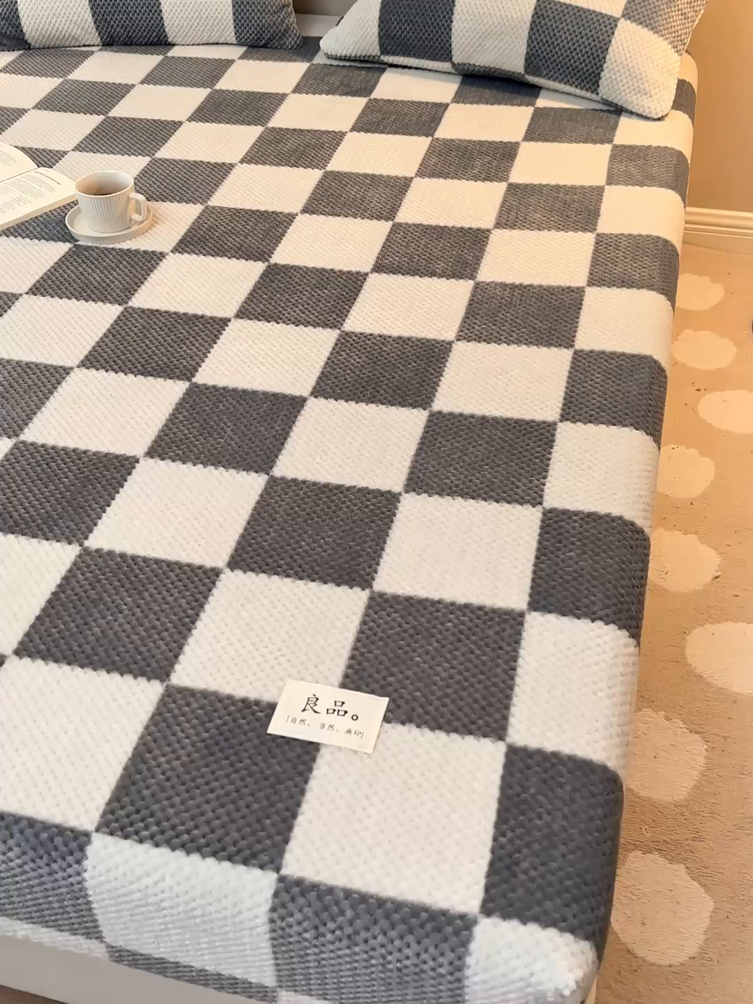 91家纺网 家纺一手货源 找家纺 早晨家纺 2025新款豆豆款高克重牛奶绒菠萝格无印风床笠 豆豆绒-大方格灰