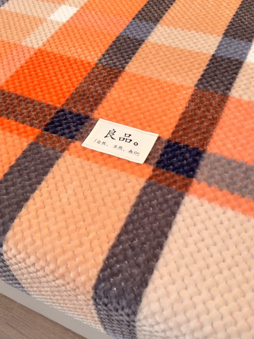 91家纺网 家纺一手货源 找家纺 早晨家纺 2025新款豆豆款高克重牛奶绒菠萝格无印风床笠 豆豆绒-大格橙