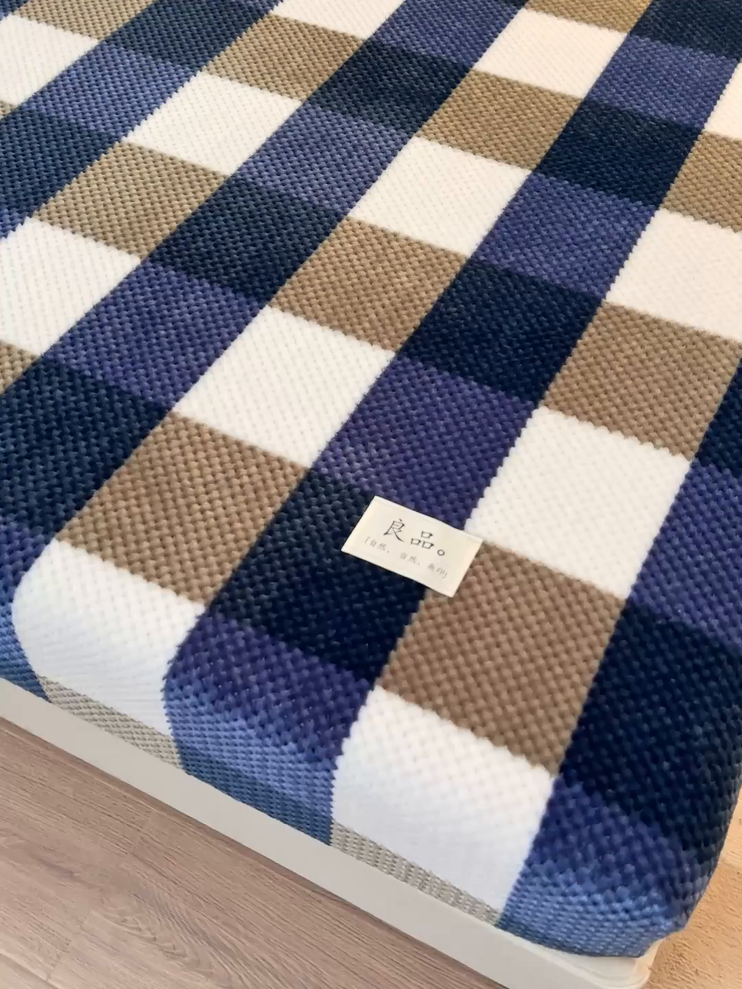 91家纺网 家纺一手货源 找家纺 早晨家纺 2025新款豆豆款高克重牛奶绒菠萝格无印风床笠 豆豆绒-大方格蓝