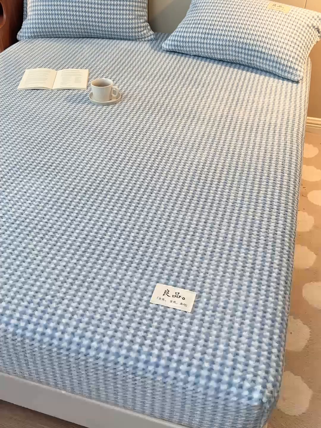 91家纺网 家纺一手货源 找家纺 早晨家纺 2025新款豆豆款高克重牛奶绒菠萝格无印风床笠 豆豆绒-小格蓝